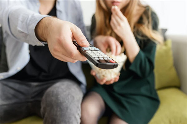 evde ingilizce öğrenmek için diziler, filmler