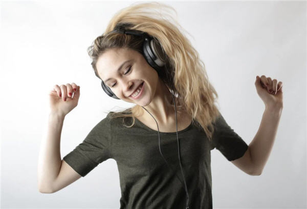 Müzik dinleyerek evde İngilizce öğrenmek